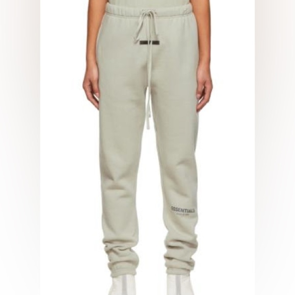 FEAR OF GOD ESSENTIALS Exclusive Green Fleece Lounge Pants